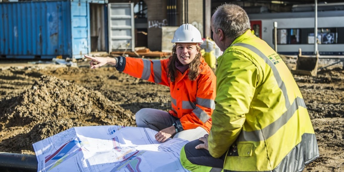 Ingenieur op de werf in overleg met een aannemer Ingenieur op de werf in overleg met een aannemer